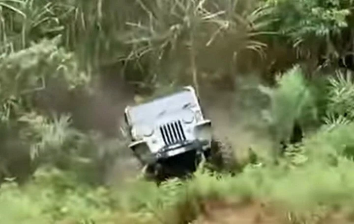 Con la Jeep si ribalta più volte ma riparte al volo [Video]