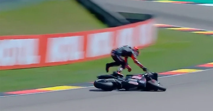 MotoGP, Bezzecchi si frattura la clavicola: operazione immediata e stop al Sachsenring