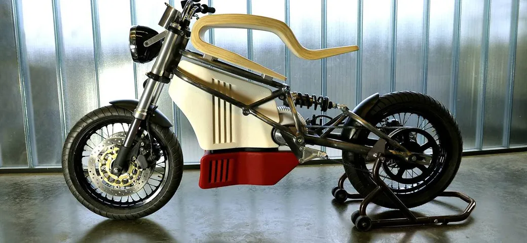 E-Raw: Cafe-Racer elettrica con sella in legno