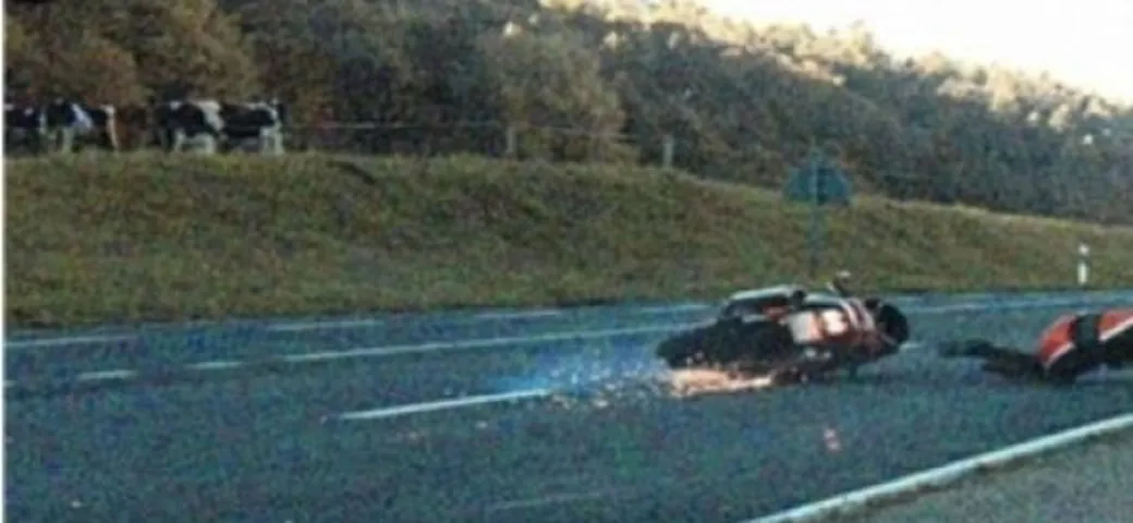 Cade in moto di fronte all'autovelox, multato!