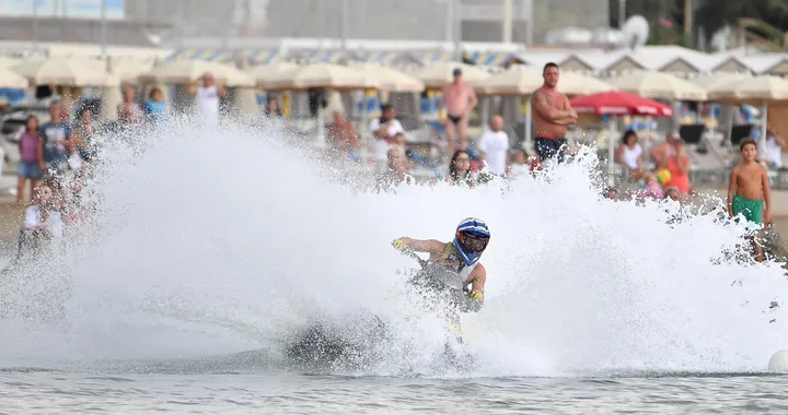 Sbarco in Normandy, boulevard. Come andare al mare con una moto d'acqua stradale