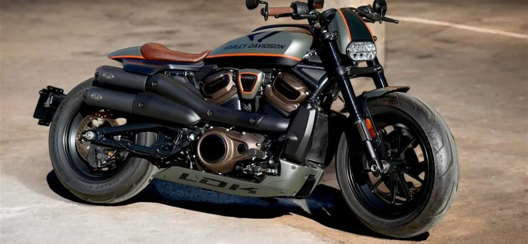 Un'Harley diventa un’opera d’arte militare, la creazione è di un vantante spagnolo