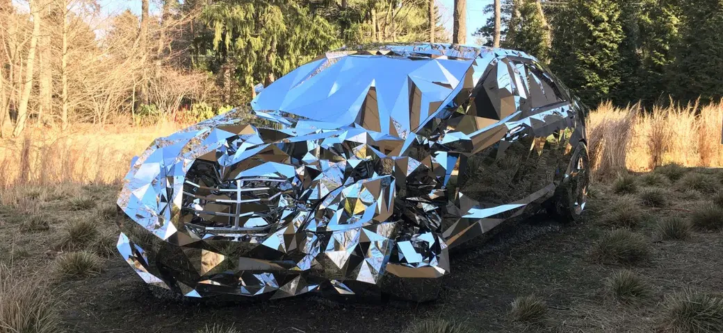 Una Mercedes ricoperta da 12.000 specchi: un'opera d'arte