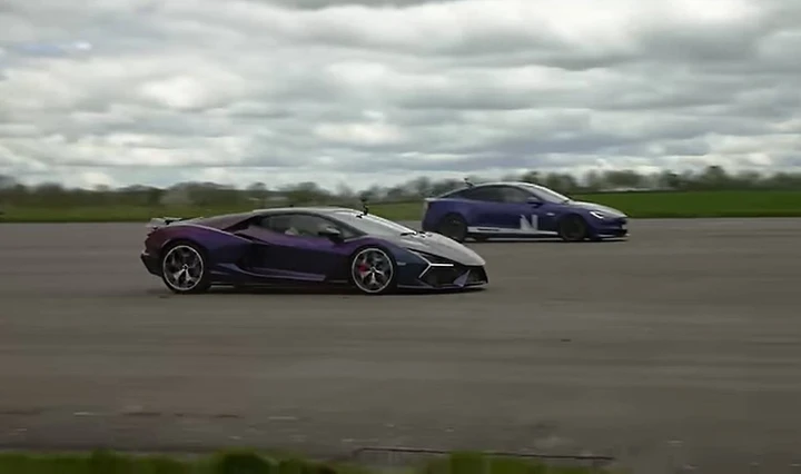 Tesla Model S Plaid contro Lamborghini Revuelto: una drag race missilistica | Video