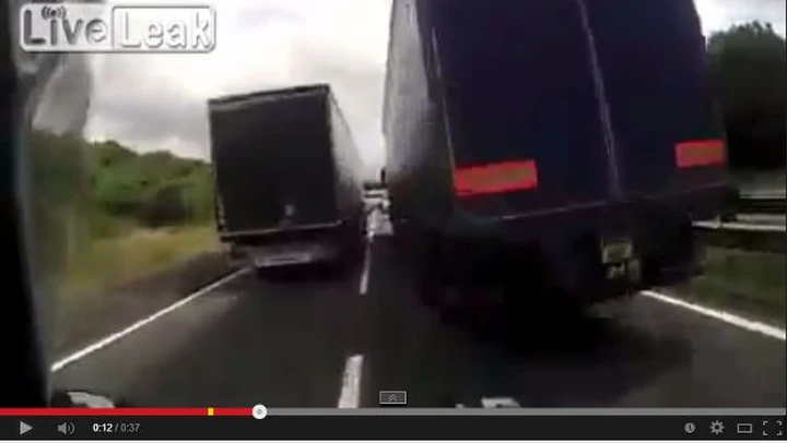 Epic Fail: quando la moto si infila tra due camion [Video]