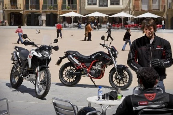 Derbi presenta la Mulhacén Café 125 e la Terra Adventure 125