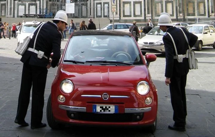 Il ladro resta incastrato... nel finestrino!