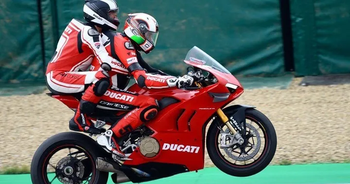 Imola, la sindaca Manuela Sangiorgi sfreccia sulla Ducati Panigale V4