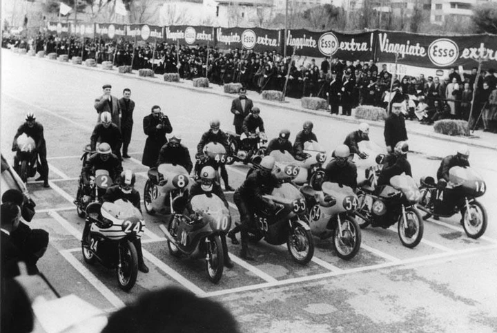 CIV, belle corse al Mugello ma spalti vuoti. 50 anni fa c'era grande pubblico. Perchè?