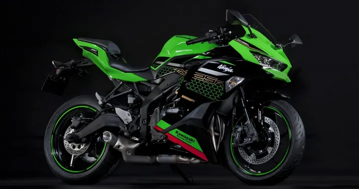 La Kawasaki Ninja ZX-25R strapazzata da Rea e Lowes [Video]