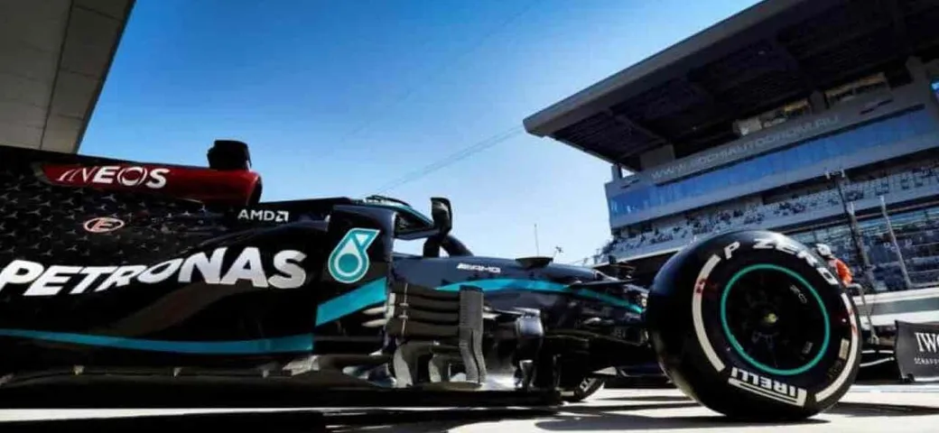 F1: Mercedes cerca di recuperare il gap con Red Bull