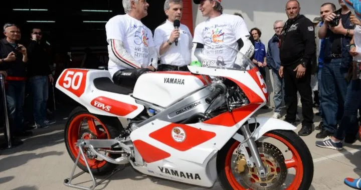 Yamaha TZ-250 firmata da Agostini e Cadalora all'asta per l'Ospedale Amico