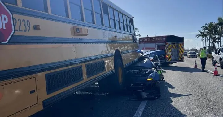 Quando una giornata prende una brutta piega: Jaguar finisce sotto scuolabus