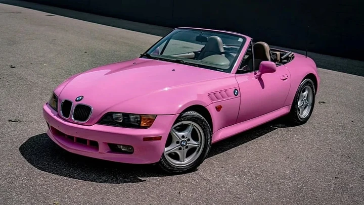 La BMW Z3 di Sydney Sweeney finisce all'asta: non è la Barbie Car, ma un pezzo unico