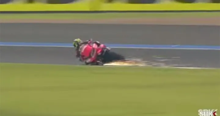 Troy Bayliss: pieghe e scintille per salutare i tifosi [Video]