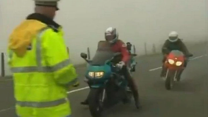 Poliziotto britannico provoca incidente tra moto [video]