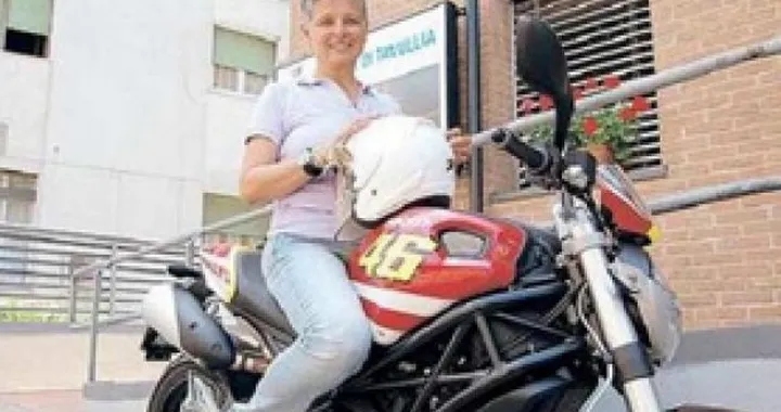 Valentino Rossi regala una Ducati Monster 696 alla Mamma Sfefania