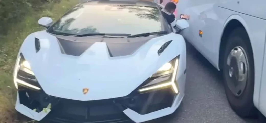 Acquista una Lamborghini Revuelto incidentata a metà prezzo: la sistema e compie un viaggio epico