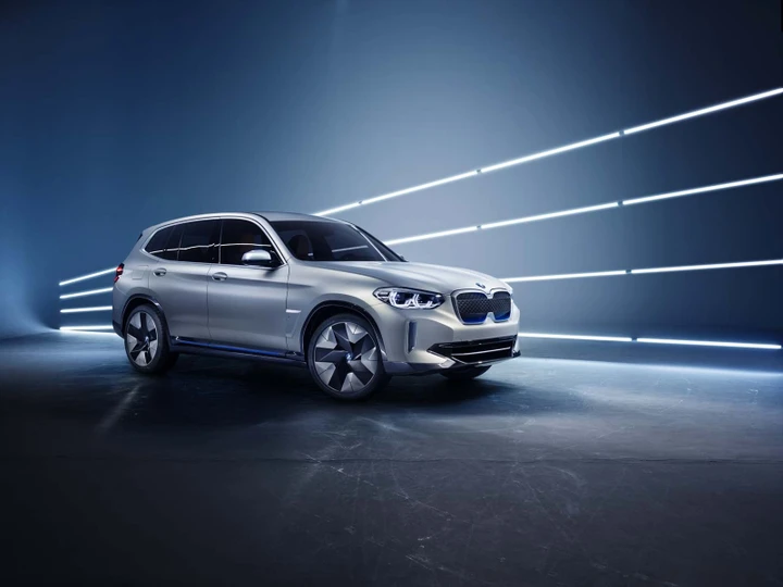 Auto elettriche: SUV BMW Concept iX3, il video