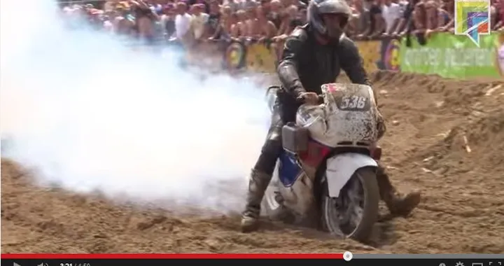 Quando le Moto da GP finiscono nel fango [video]