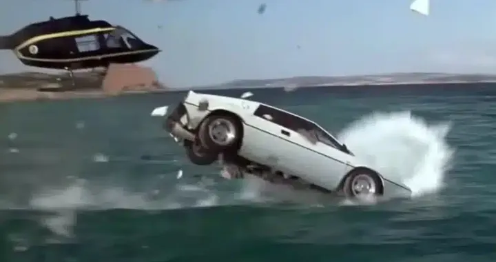 Acquista un container a pochi dollari e ci trova un'auto leggendaria