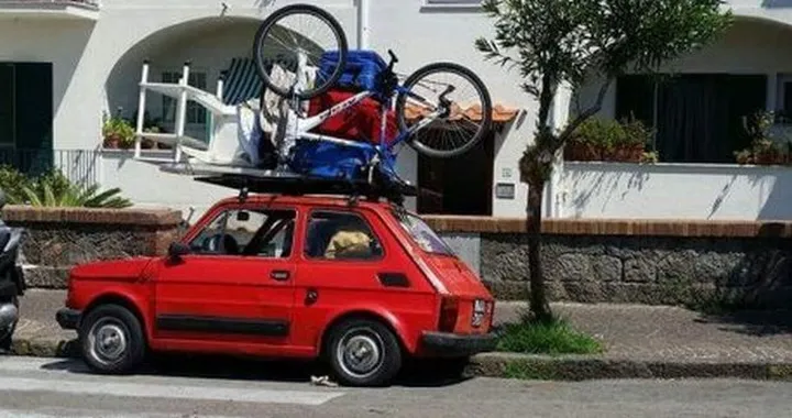 La Fiat 126 caricata all'inverosimile