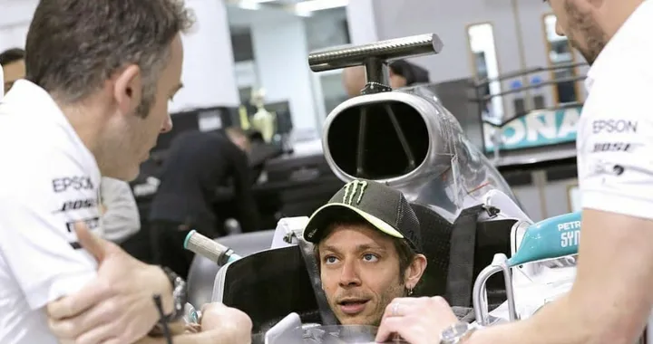 Sfida Rossi-Hamilton: il Dottore scalda il sedile della Mercedes