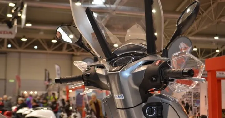 Honda rinnova l'SH300i ABS 2015, 1° veicolo a due ruote Euro4