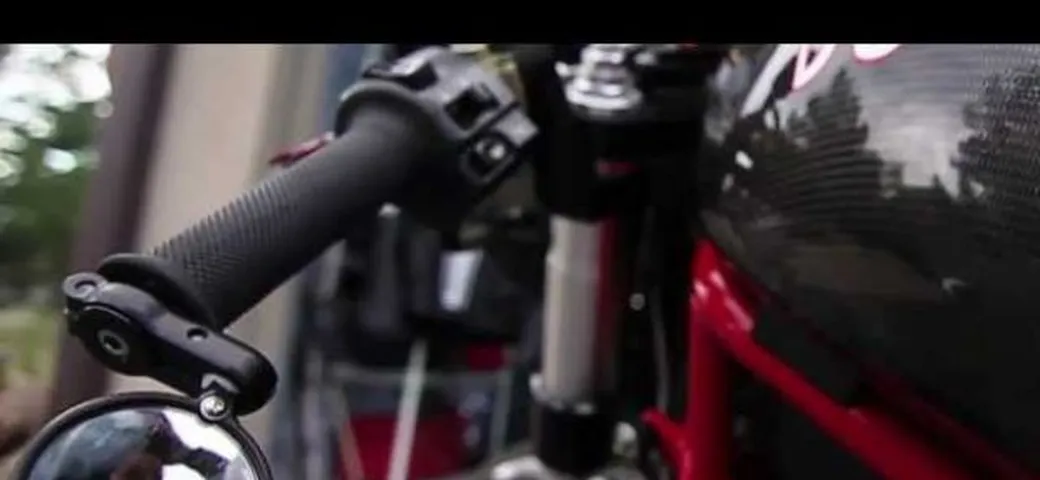 Sexy Bikers: Krystle lava la Ducati Monster /video