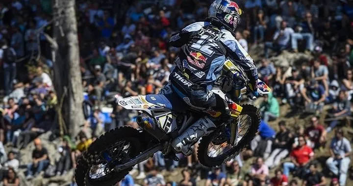 Mondiale MX-GP 2015: Nagl torna sul gradino più alto del podio. Seguono Desalle e Cairoli.