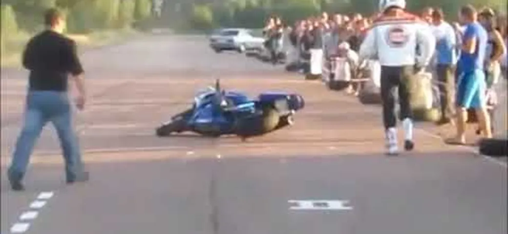 Incidente nella drag race auto-moto: caduta spettacolare del biker [Video]