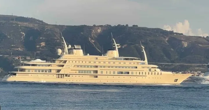Megayacht da 155 metri nello Stretto di Messina, è della famiglia reale dell’Oman