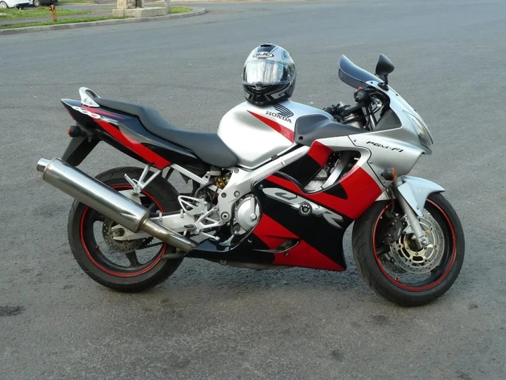 Ritorno di fiamma per la Honda CBR600F: eredità e svolta della F4i