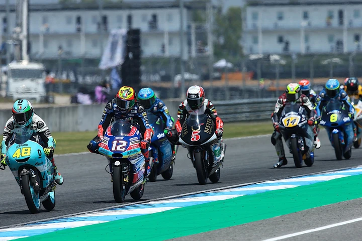 Moto3, Bezzecchi “steso” da Bastianini. Un pasticciaccio mondiale