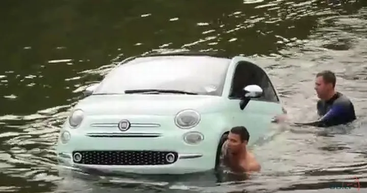 La Fiat 500 affonda nel fiume