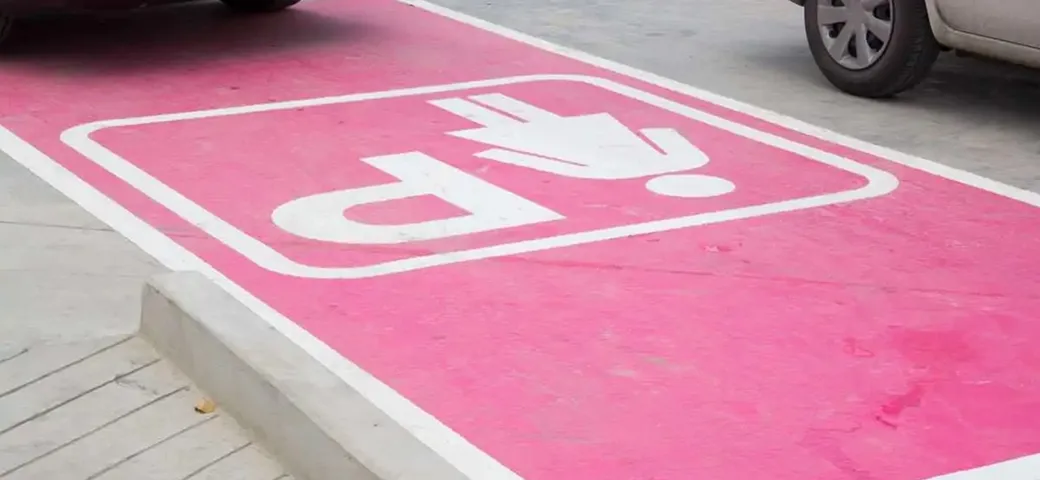Parcheggi: in arrivo stalli rosa per le donne incinta e multe ancora più salate