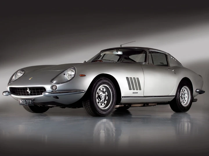 Oltre 13 milioni per le due Ferrari donate alla guardia costiera