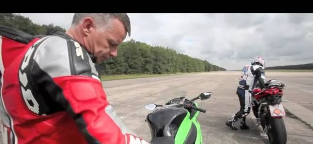 MV Agusta F4RR sfida la BMW S1000RR e la Kawasaki ZX-10R /video