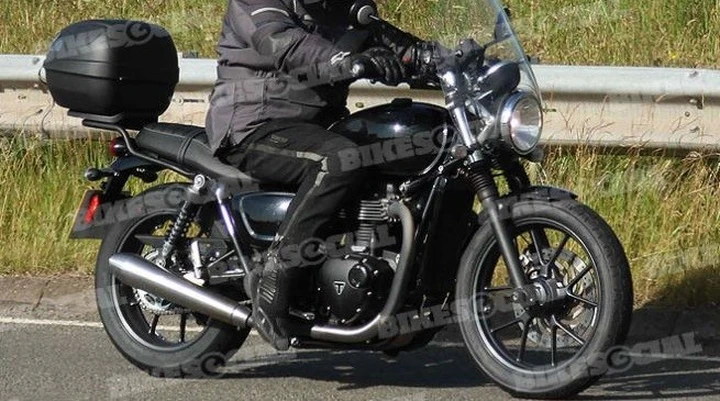 Triumph al lavoro su una nuova Bonneville