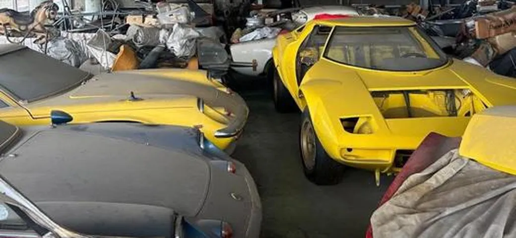 Il mistero delle auto sportive europee abbandonate in un capannone in Giappone