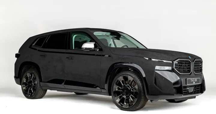 Una BMW XM con carrozzeria in Alcantara presentata in via Monte Napoleone