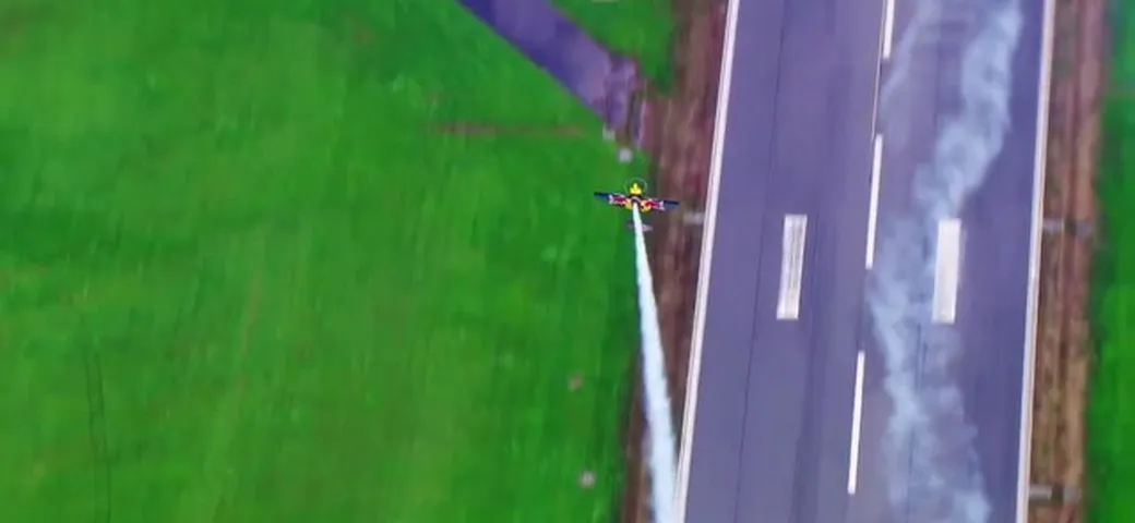 aereo contro auto redbull