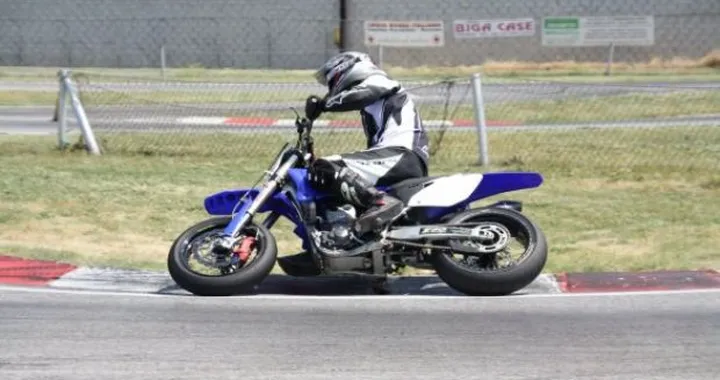 Scatto in Corsa: Yamaha YZ450F Supermotard a Pomposa