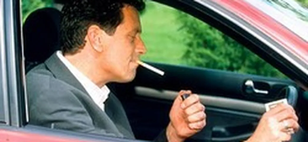 Gran Bretagna: vietato fumare al volante