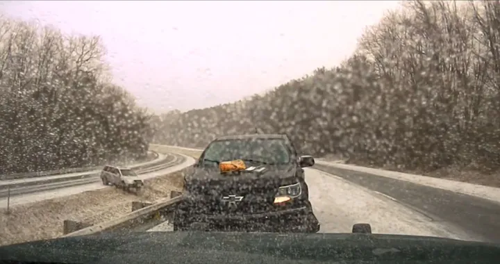 Spaventoso incidente con ribaltamento ripreso dalla polizia [Video]