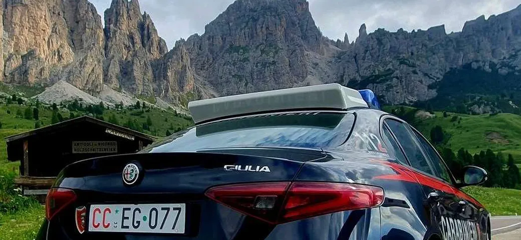 Neopatentato ignora l'alt dei Carabinieri perché ubriaco: fuga in contromano
