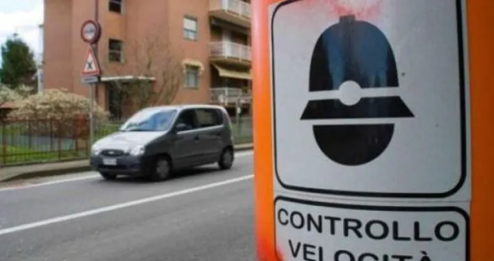 Arrabbiato per la multa, fa esplodere l'autovelox