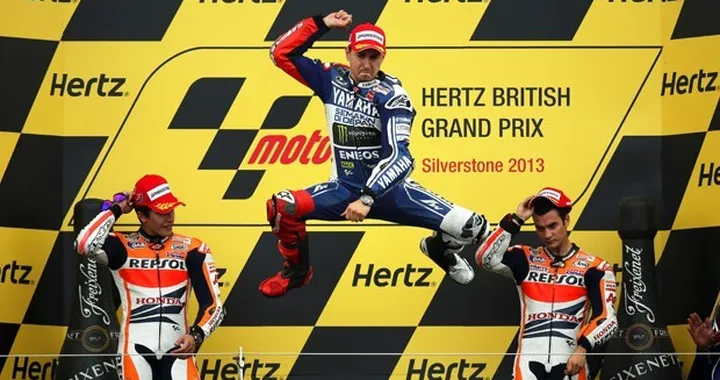 MotoGP Silverstone, epico duello fra Lorenzo il “chirurgo” e Marquez l’”eroe”