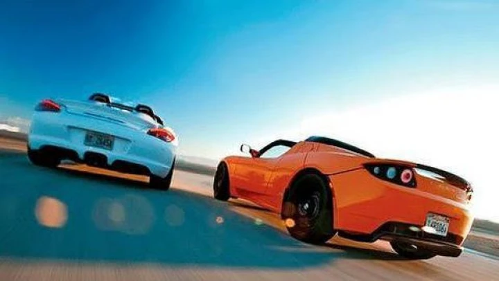 Tesla Roadster Sport contro Porsche Boxster Spyder: il video in pista
