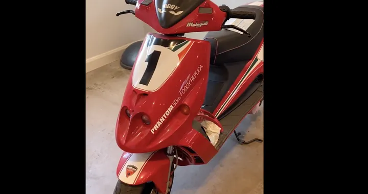 Carl Fogarty rivede il suo ultimo scooter da paddock: un Malaguti Phantom "Foggy Replica"